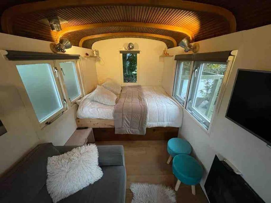 Gezellige Pipo Met Grote Schommel Aan Het Water Villa Medemblik Exterior photo
