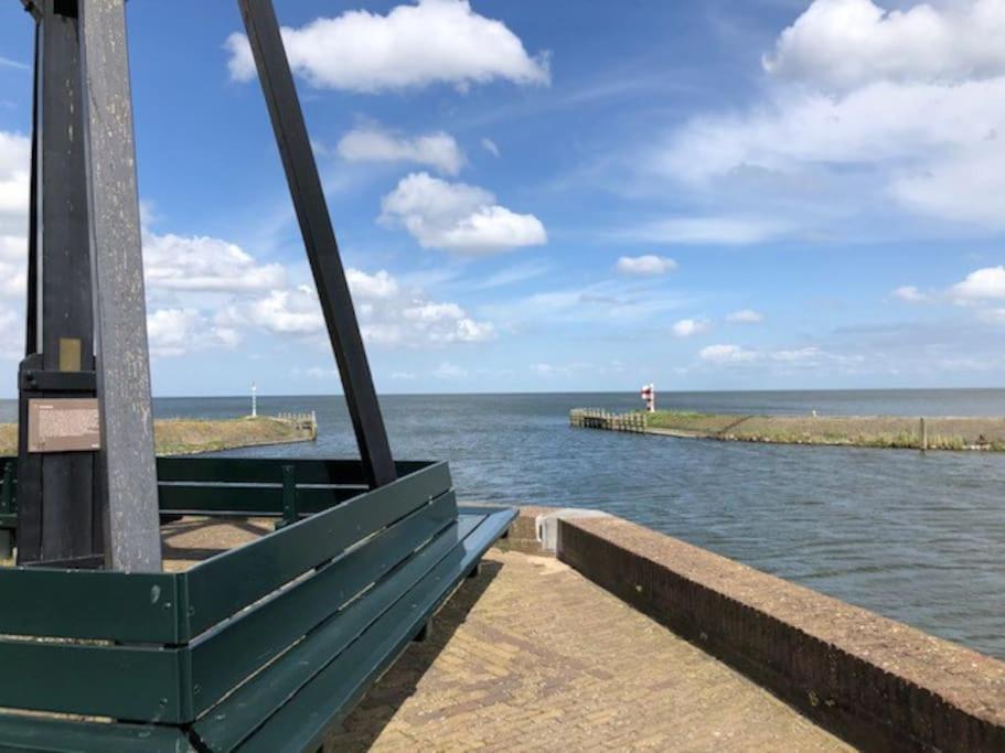 Gezellige Pipo Met Grote Schommel Aan Het Water Villa Medemblik Exterior photo