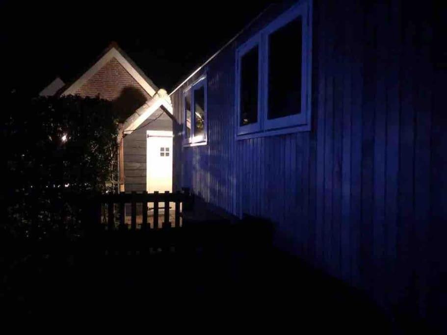 Gezellige Pipo Met Grote Schommel Aan Het Water Villa Medemblik Exterior photo