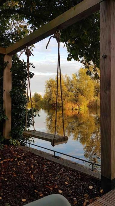 Gezellige Pipo Met Grote Schommel Aan Het Water Villa Medemblik Exterior photo