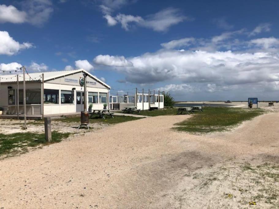 Gezellige Pipo Met Grote Schommel Aan Het Water Villa Medemblik Exterior photo