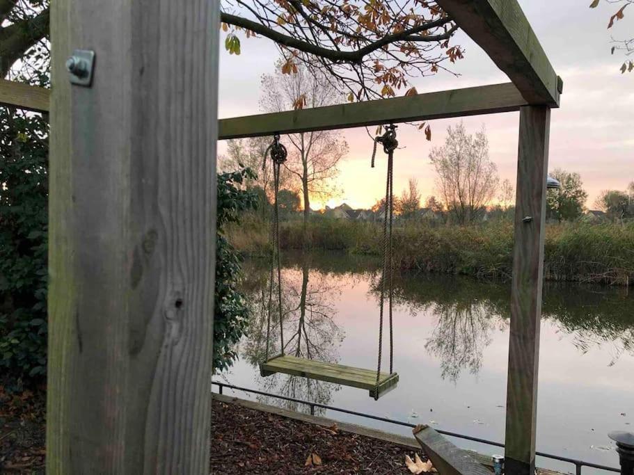 Gezellige Pipo Met Grote Schommel Aan Het Water Villa Medemblik Exterior photo