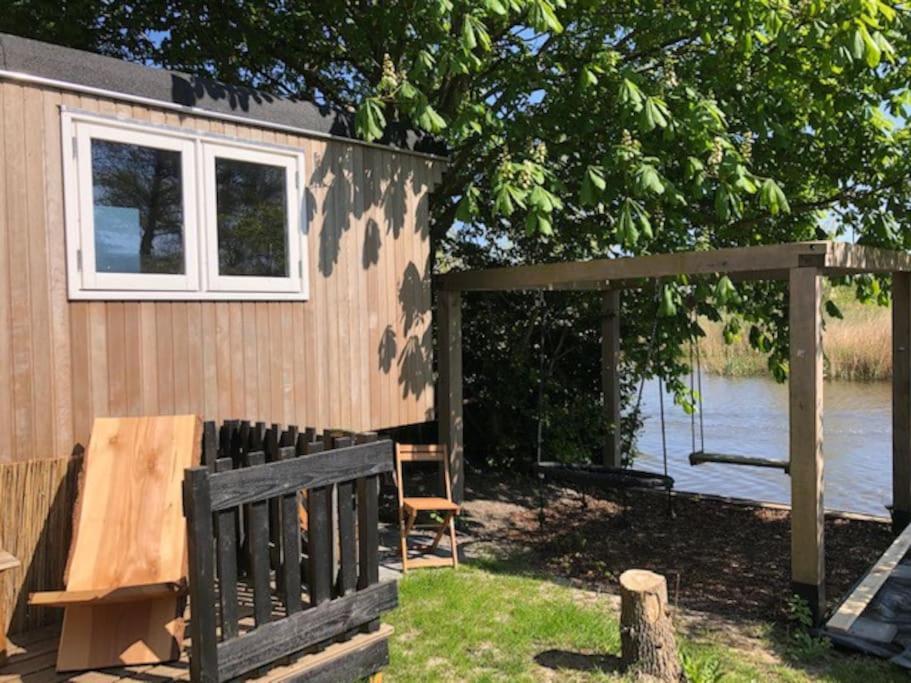 Gezellige Pipo Met Grote Schommel Aan Het Water Villa Medemblik Exterior photo