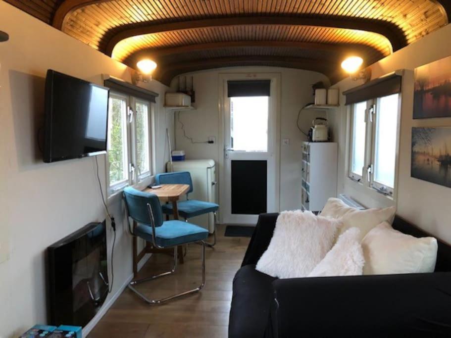 Gezellige Pipo Met Grote Schommel Aan Het Water Villa Medemblik Exterior photo
