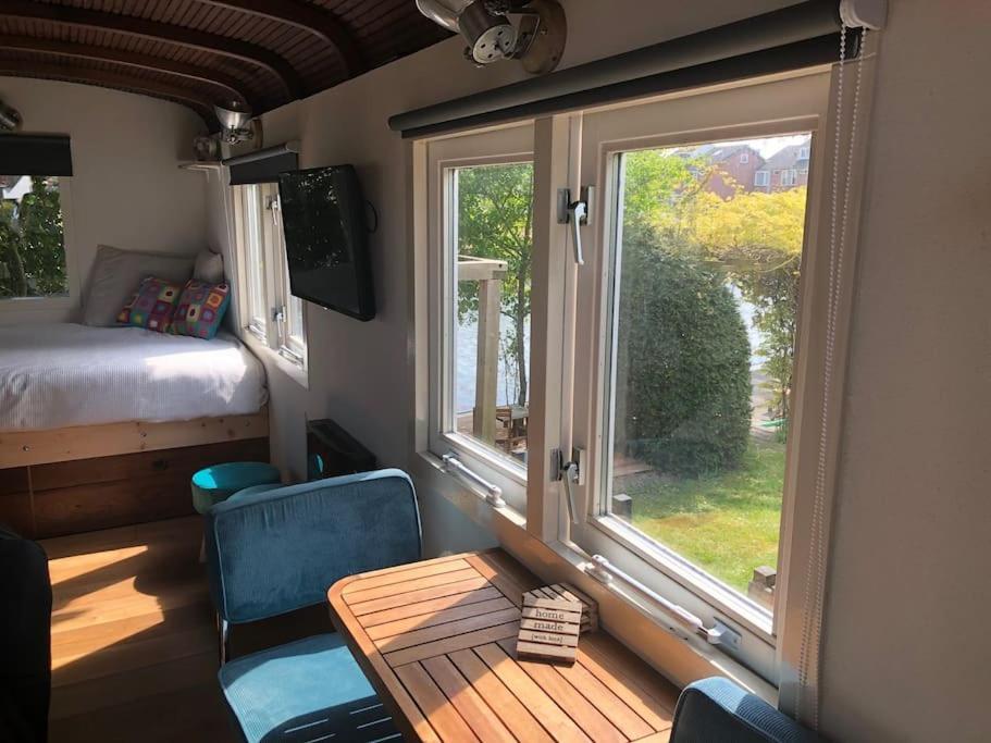 Gezellige Pipo Met Grote Schommel Aan Het Water Villa Medemblik Exterior photo