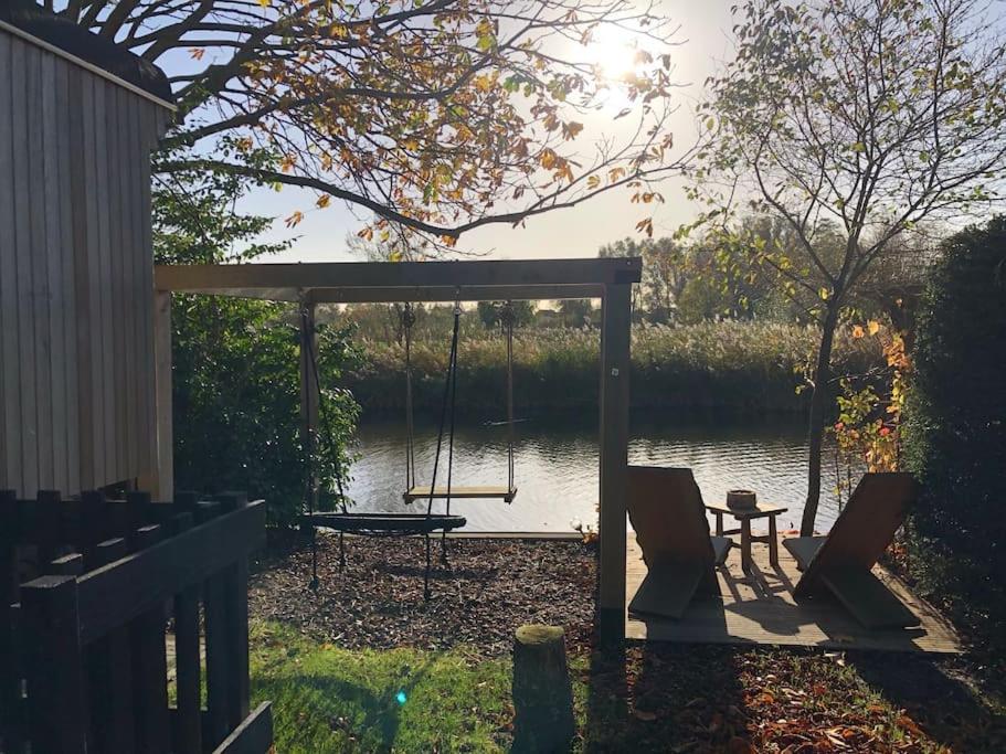 Gezellige Pipo Met Grote Schommel Aan Het Water Villa Medemblik Exterior photo